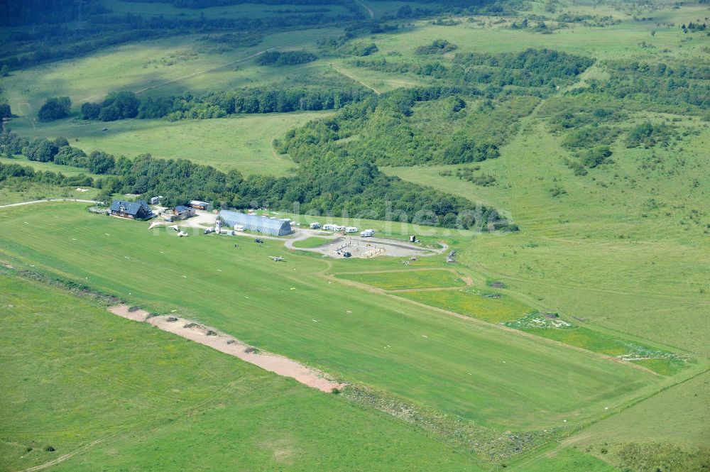 Luftaufnahme Dolmar - Rollfeld und Startbahn des Ultraleicht- UL- Flugplatz Dolmar in Thüringen