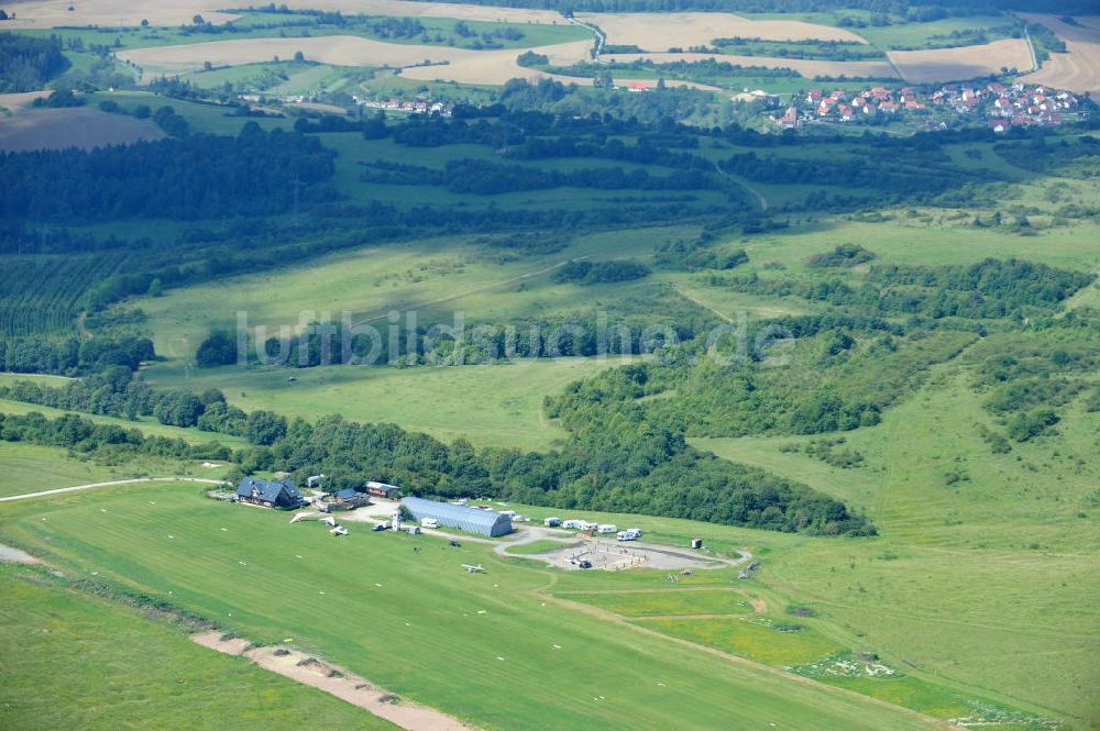 Dolmar von oben - Rollfeld und Startbahn des Ultraleicht- UL- Flugplatz Dolmar in Thüringen