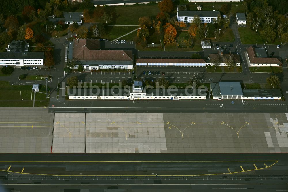Luftaufnahme Berlin - Rollfeld und Vorfeld der Flugbereitschaft Bmvg des Flughafen im Ortsteil Tegel in Berlin, Deutschland
