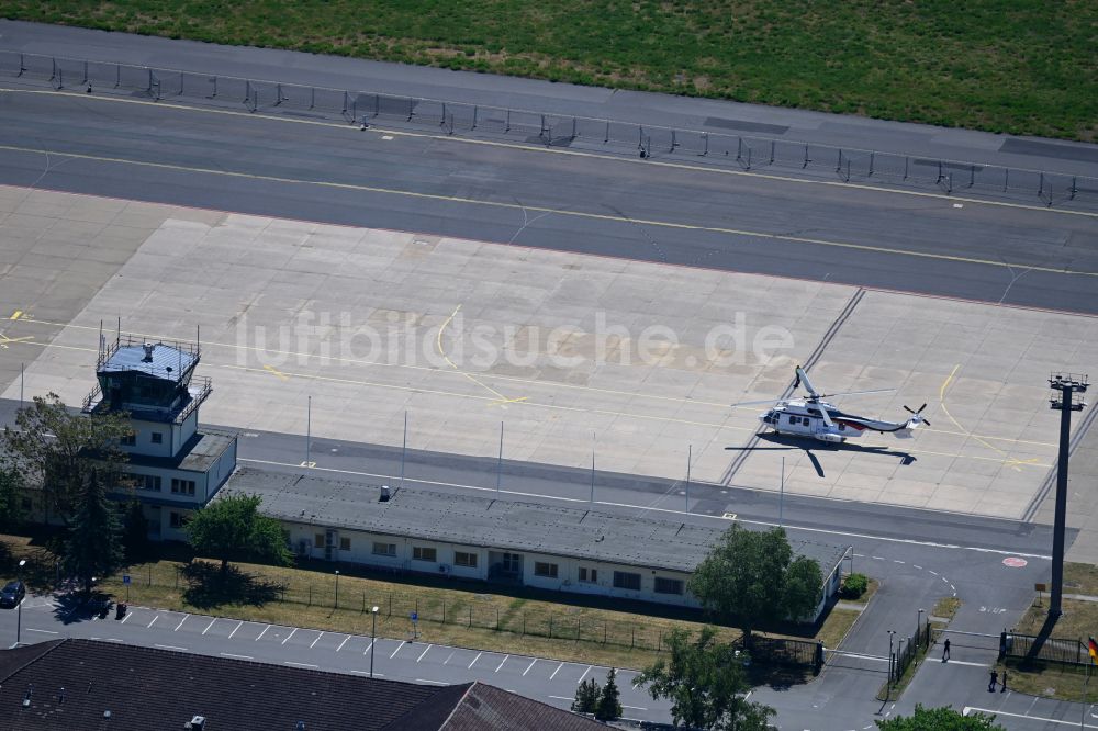 Luftaufnahme Berlin - Rollfeld und Vorfeld der Flugbereitschaft Bmvg des Flughafen im Ortsteil Tegel in Berlin, Deutschland