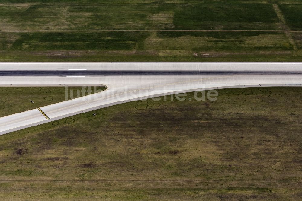 München-Flughafen von oben - Rollfeld und Vorfeld des Flughafen in München-Flughafen im Bundesland Bayern, Deutschland