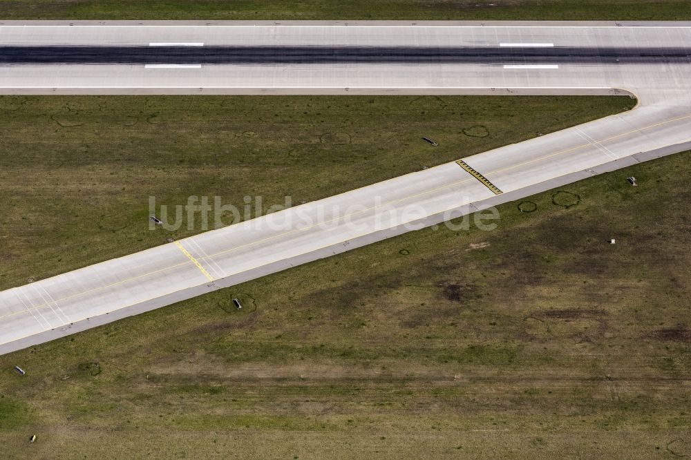 Luftaufnahme München-Flughafen - Rollfeld und Vorfeld des Flughafen in München-Flughafen im Bundesland Bayern, Deutschland