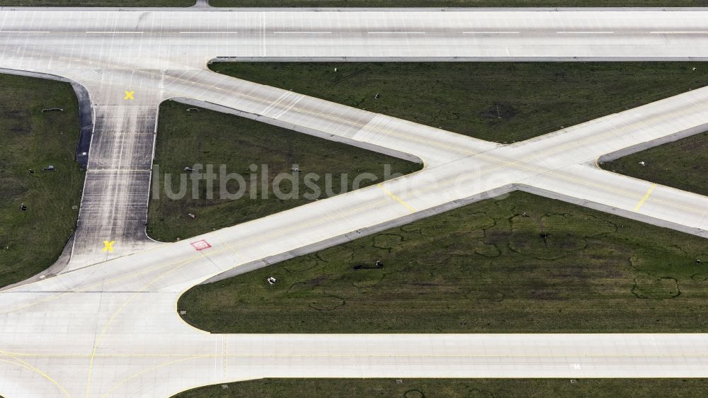 München-Flughafen aus der Vogelperspektive: Rollfeld und Vorfeld des Flughafen in München-Flughafen im Bundesland Bayern, Deutschland