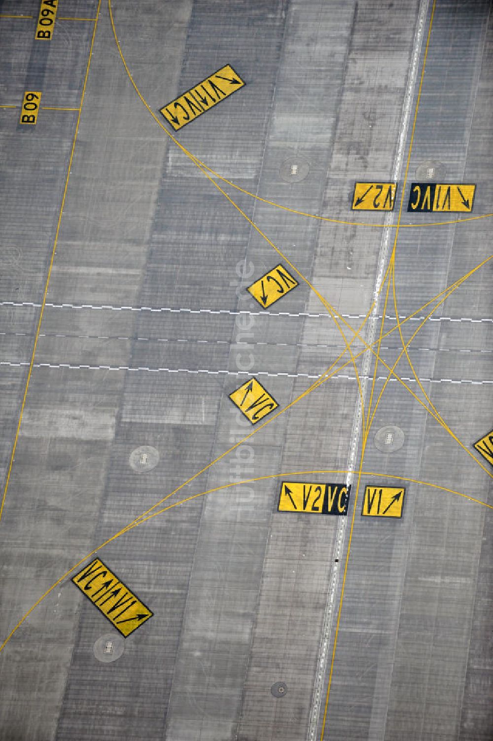 Schönefeld aus der Vogelperspektive: Rollfeldmarkierungen am Vorfeld des neuen Terminals am Flughafen Berlin Schönefeld (BBI)