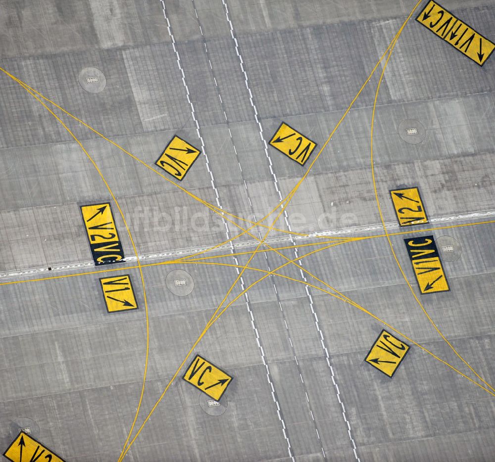 Luftbild Schönefeld - Rollfeldmarkierungen am Vorfeld des neuen Terminals am Flughafen Berlin Schönefeld (BBI)