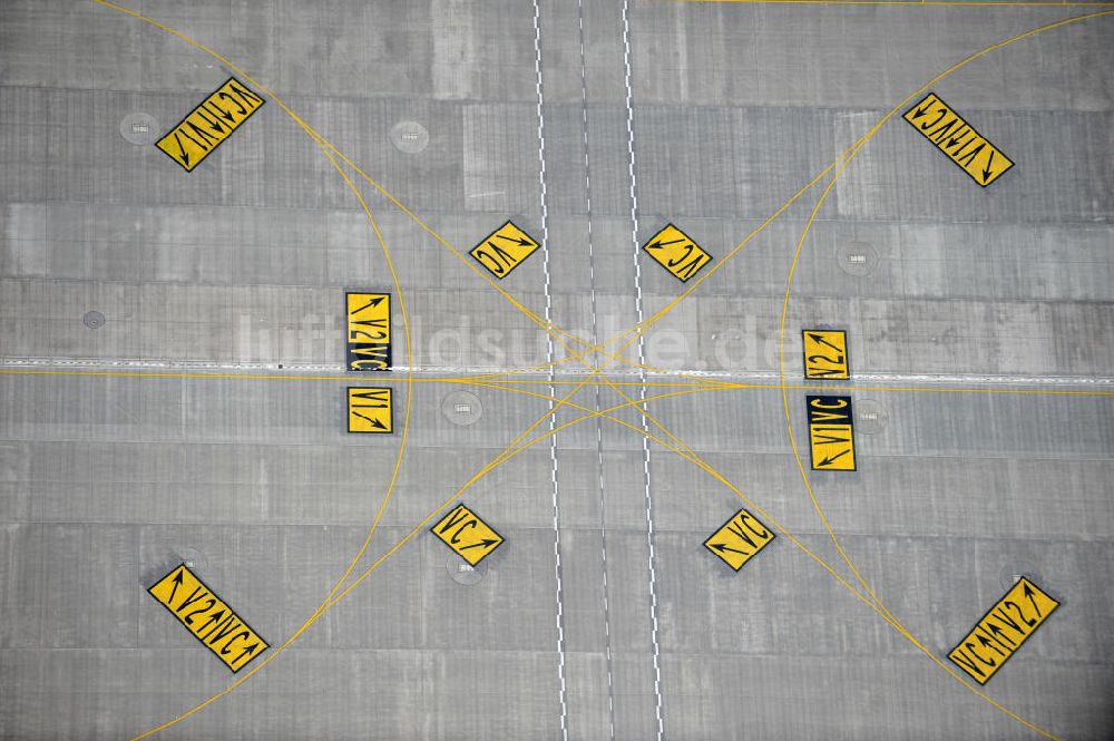 Schönefeld von oben - Rollfeldmarkierungen am Vorfeld des neuen Terminals am Flughafen Berlin Schönefeld (BBI)