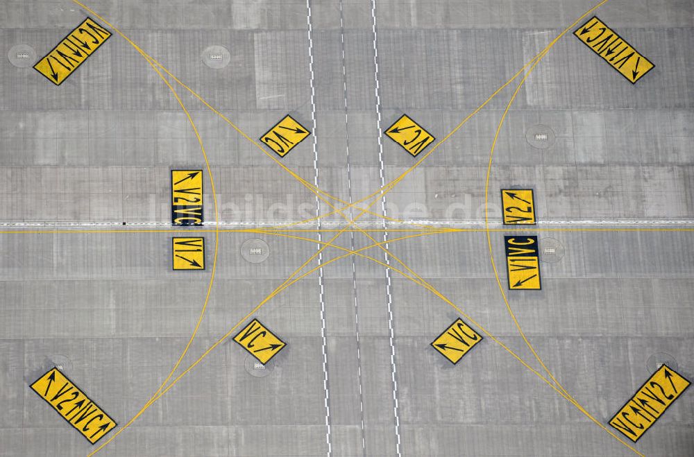 Schönefeld aus der Vogelperspektive: Rollfeldmarkierungen am Vorfeld des neuen Terminals am Flughafen Berlin Schönefeld (BBI)