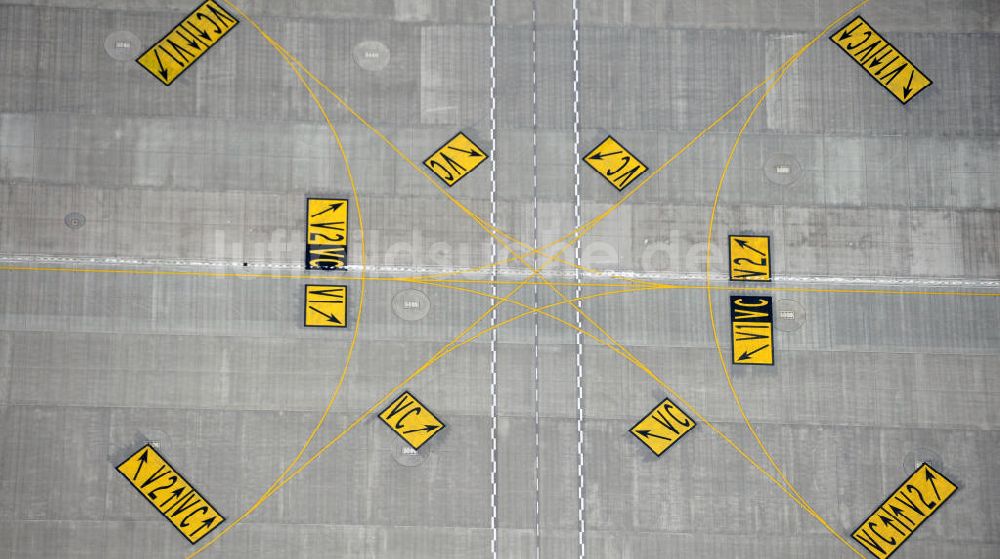 Luftaufnahme Schönefeld - Rollfeldmarkierungen am Vorfeld des neuen Terminals am Flughafen Berlin Schönefeld (BBI)