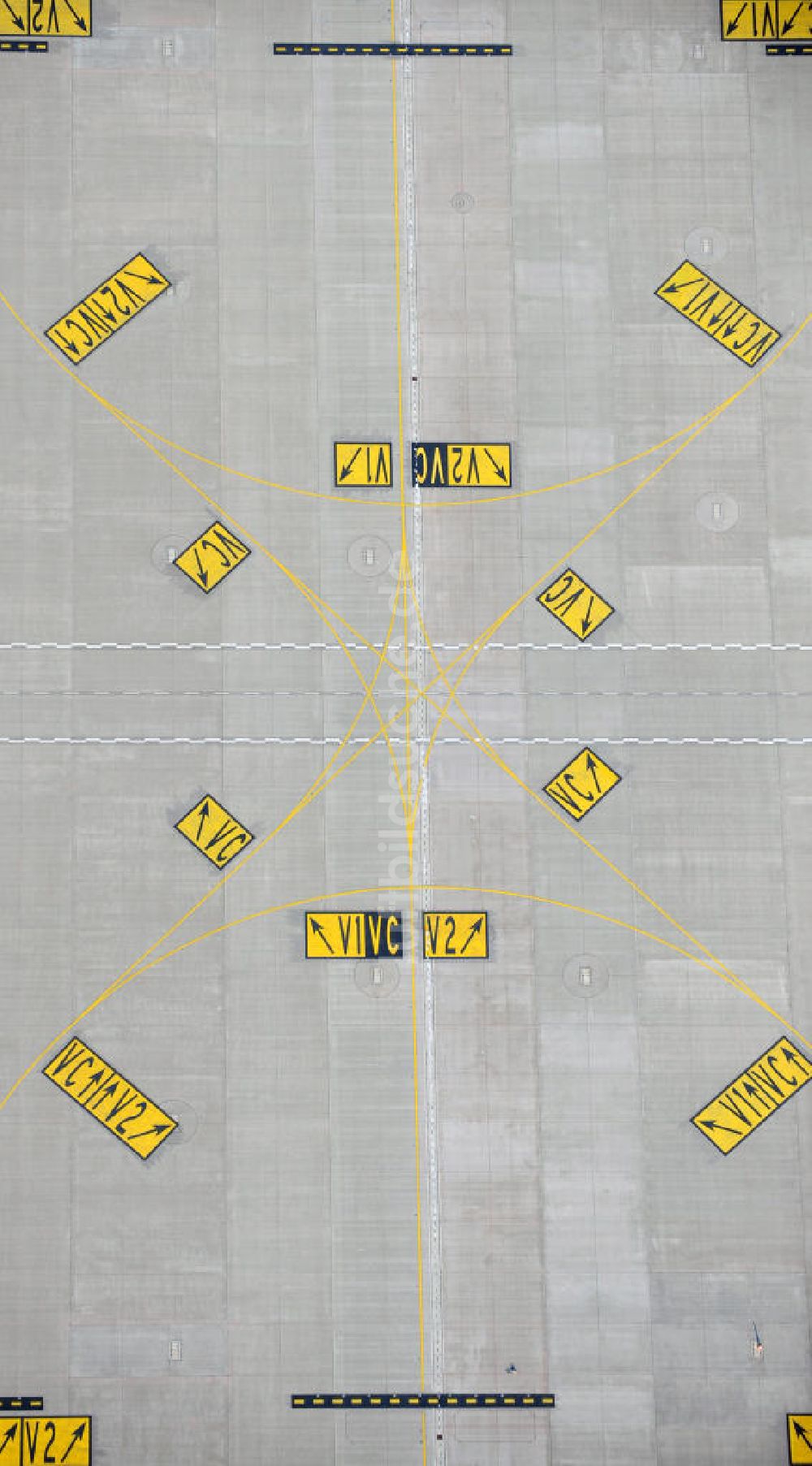 Schönefeld von oben - Rollfeldmarkierungen am Vorfeld des neuen Terminals am Flughafen Berlin Schönefeld (BBI)