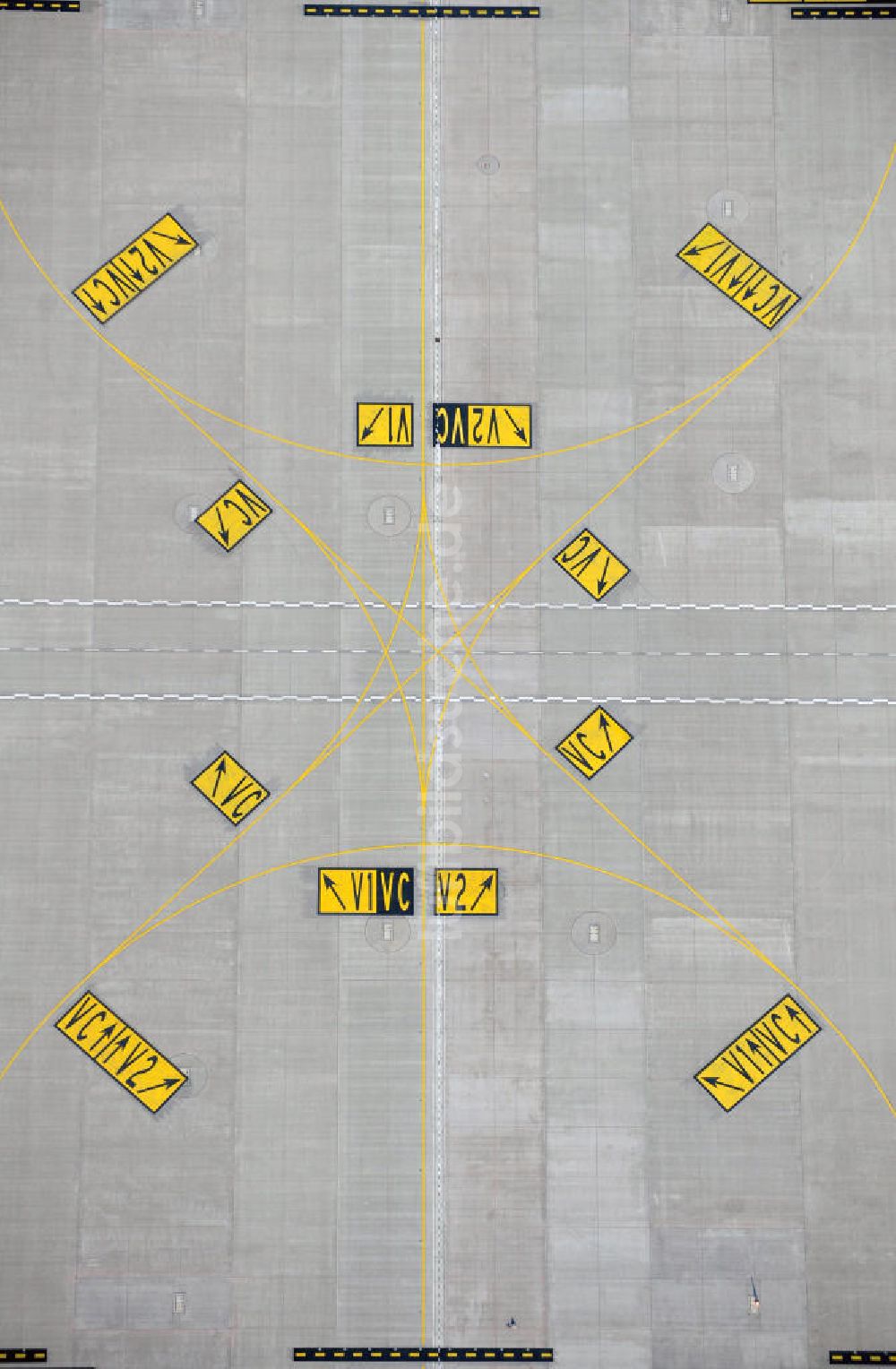 Luftbild Schönefeld - Rollfeldmarkierungen am Vorfeld des neuen Terminals am Flughafen Berlin Schönefeld (BBI)