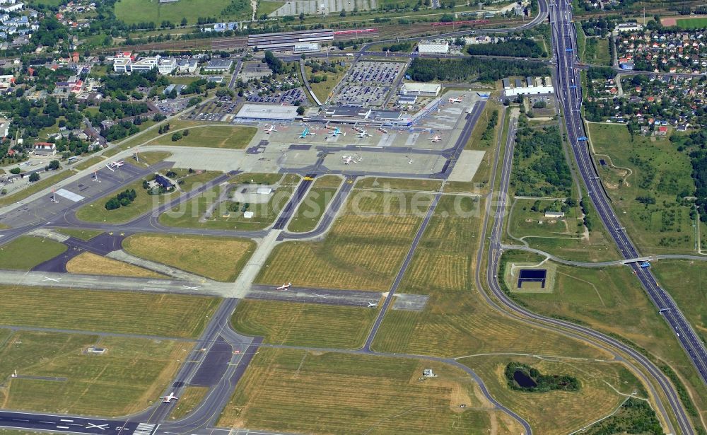 Schönefeld aus der Vogelperspektive: Rollwege und Freiflächen am Passagier- Terminal des Flughafens Berlin - Schönefeld im Bundesland Brandenburg