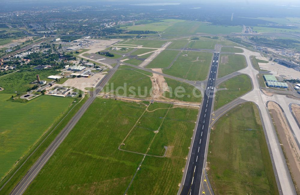 Schönefeld aus der Vogelperspektive: Rollwege und die Start- und Landebahn am Flughafen Berlin-Schönefeld