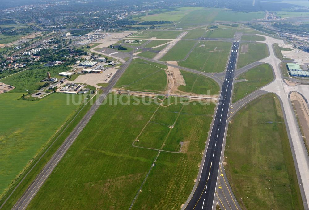 Luftbild Schönefeld - Rollwege und die Start- und Landebahn am Flughafen Berlin-Schönefeld