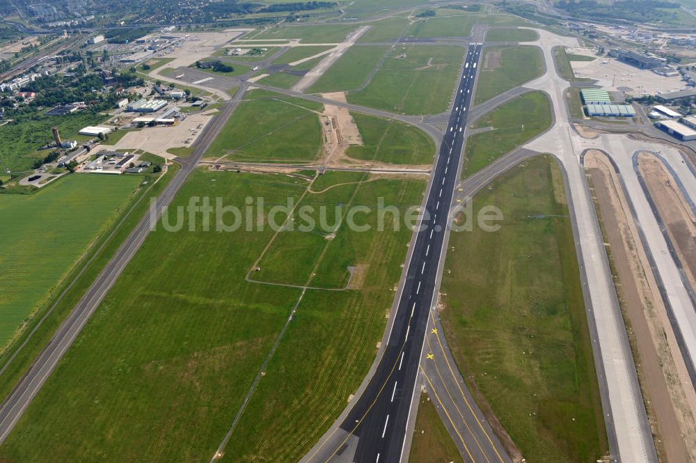 Luftaufnahme Schönefeld - Rollwege und die Start- und Landebahn am Flughafen Berlin-Schönefeld