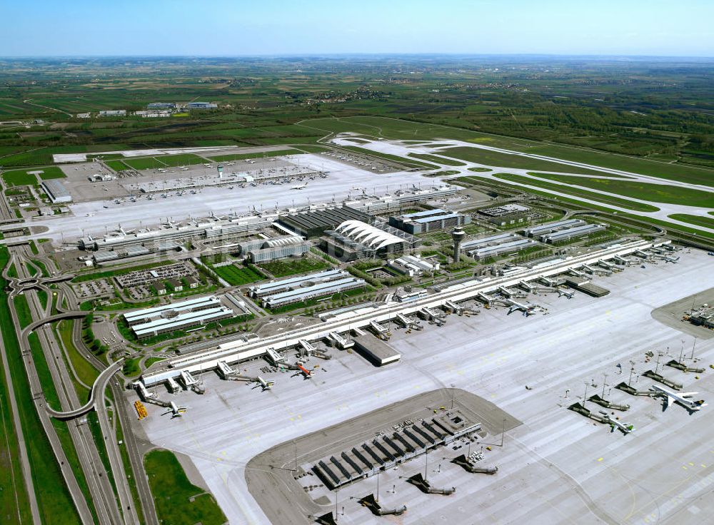 Luftbild München - Rollwege, Start- und Landebahnen am Flughafen München in Bayern