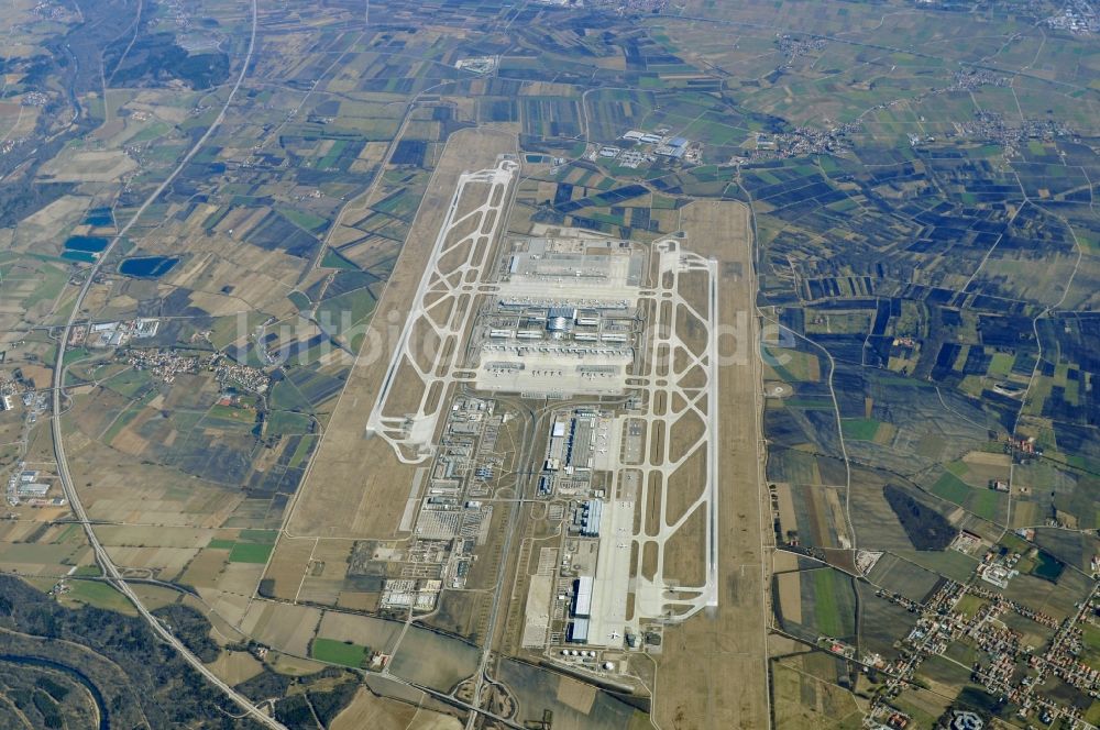 München aus der Vogelperspektive: Rollwege, Start- und Landebahnen am Flughafen München in Bayern