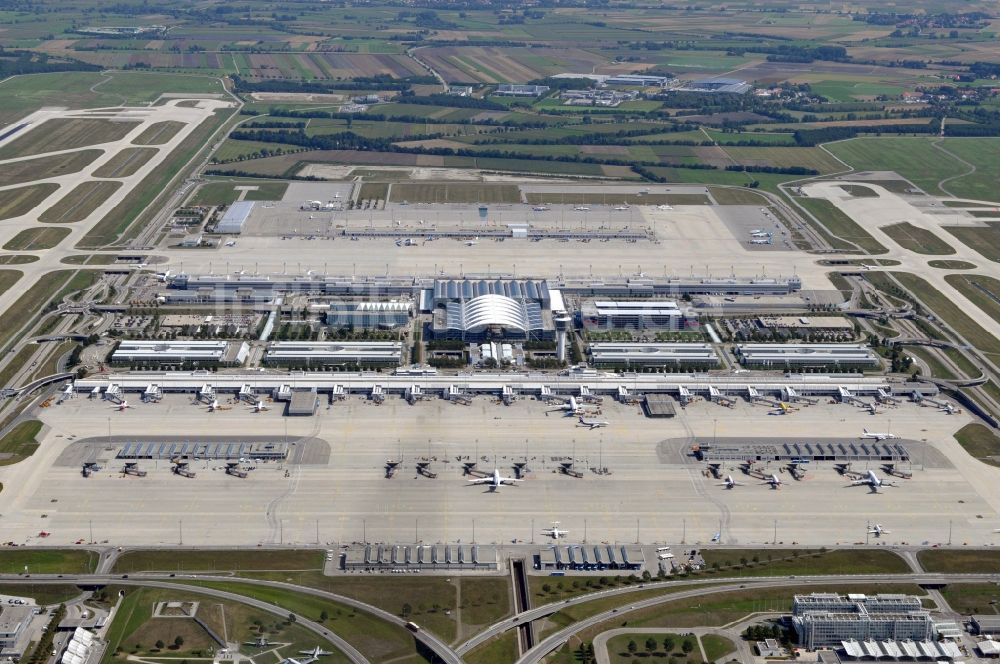 München aus der Vogelperspektive: Rollwege, Start- und Landebahnen am Flughafen München in Bayern