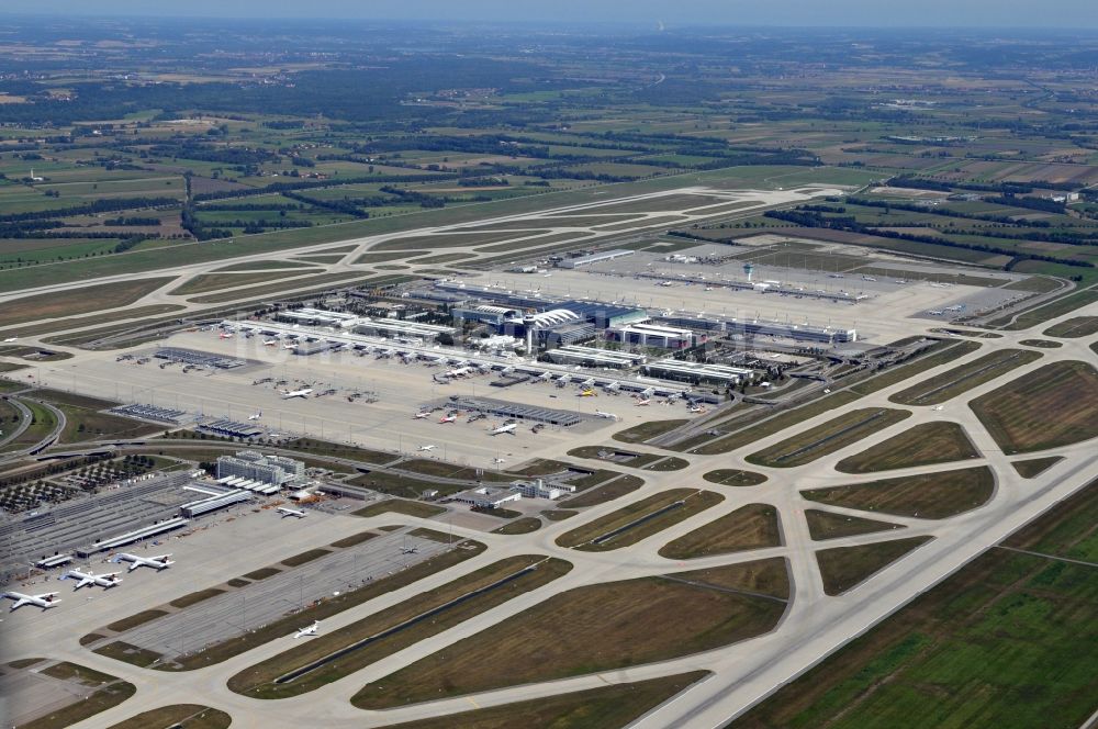 München aus der Vogelperspektive: Rollwege, Start- und Landebahnen am Flughafen München in Bayern