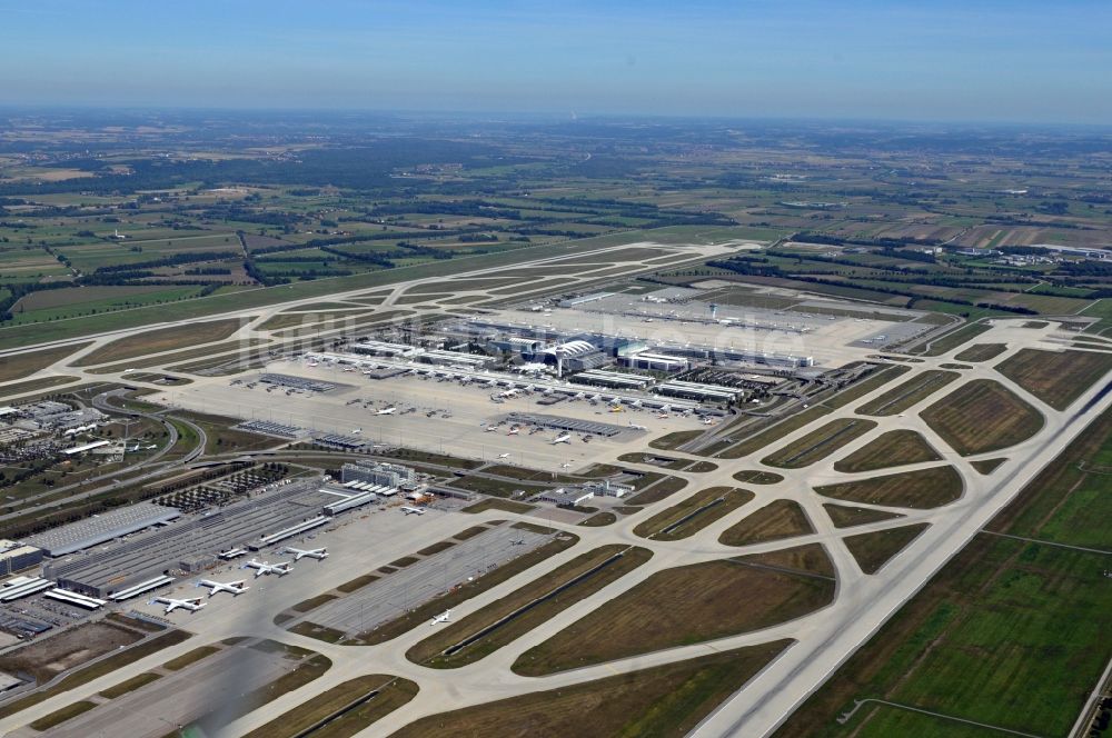 Luftbild München - Rollwege, Start- und Landebahnen am Flughafen München in Bayern