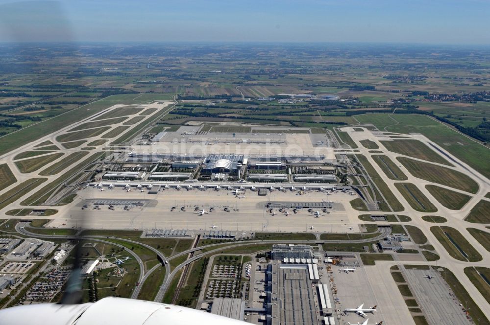 München von oben - Rollwege, Start- und Landebahnen am Flughafen München in Bayern