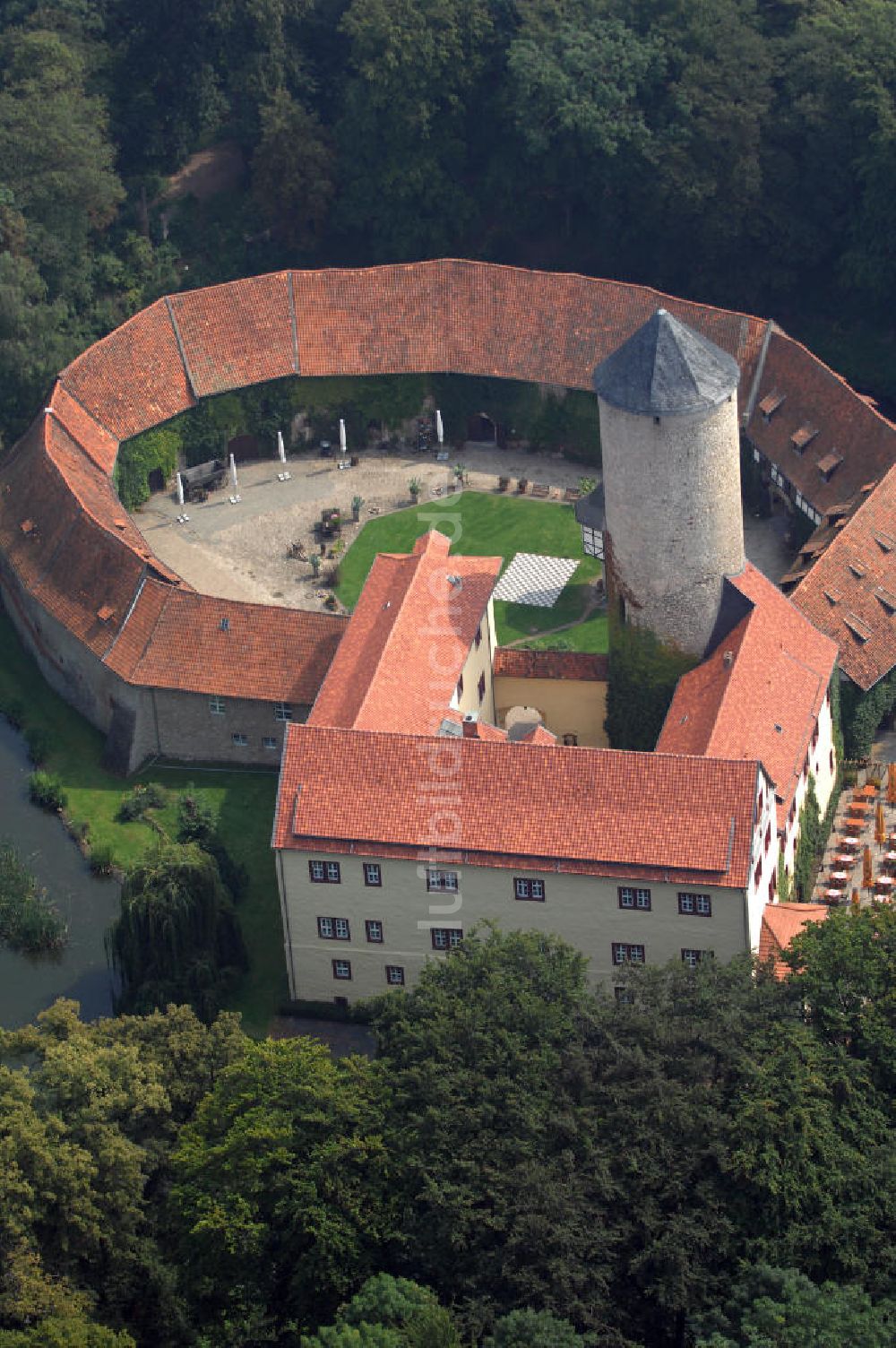 Dedeleben-Westerburg aus der Vogelperspektive: Romanik-Hotel Wasserschloss Westerburg