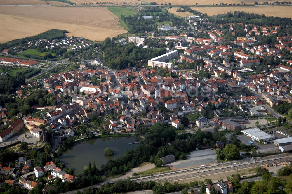 Ronneburg von oben - Ronneburg mit Wohn-, Gebäudekomplexe, Marienkirche; Bahngleise und Stadtteich