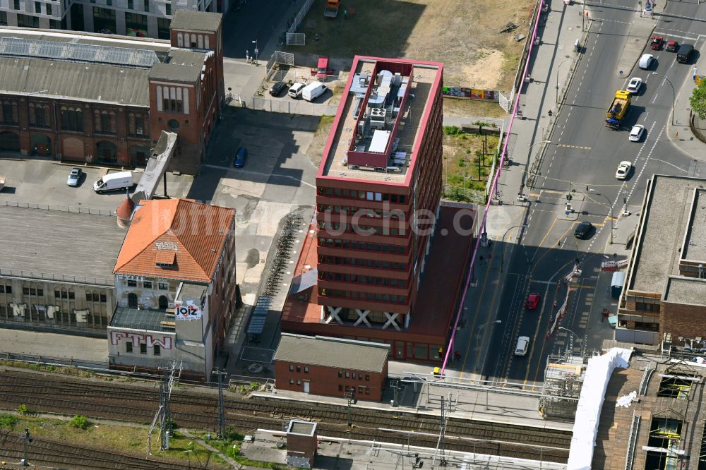 Berlin von oben - Rosa-Luxemburg-Stiftung Am Postbahnhof im Ortsteil Friedrichshain in Berlin, Deutschland