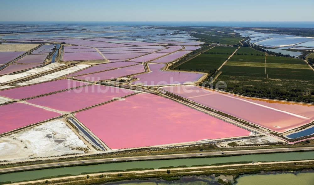 Saintes-Maries-de-la-Mer aus der Vogelperspektive: Rosa - orangenfarbige Salinen- Landschaft in Saintes-Maries-de-la-Mer in Frankreich