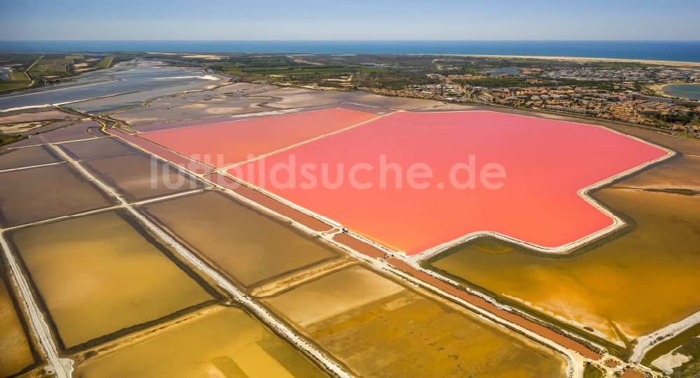 Luftbild Saintes-Maries-de-la-Mer - Rosa - orangenfarbige Salinen- Landschaft in Saintes-Maries-de-la-Mer in Frankreich
