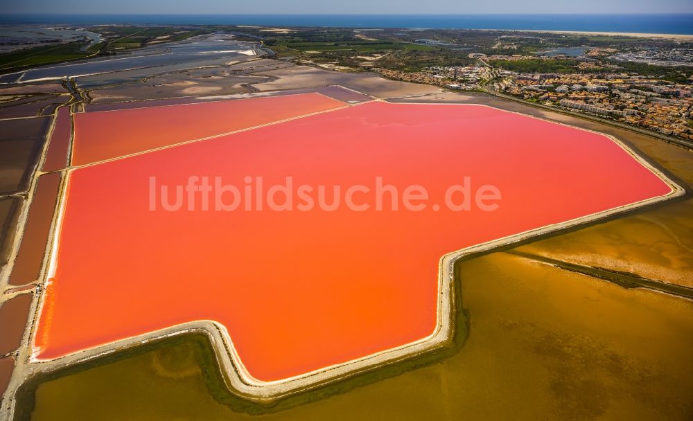 Luftaufnahme Saintes-Maries-de-la-Mer - Rosa - orangenfarbige Salinen- Landschaft in Saintes-Maries-de-la-Mer in Frankreich