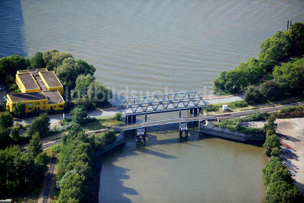 Luftbild Hamburg - Roßbrücke mit Behelfsbrücke über den Roßkanal in Hamburg-Mitte / Steinwerder