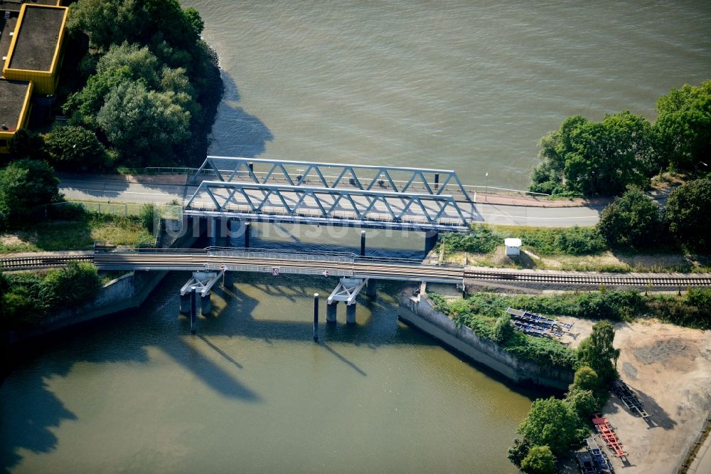 Luftaufnahme Hamburg - Roßbrücke mit Behelfsbrücke über den Roßkanal in Hamburg-Mitte / Steinwerder