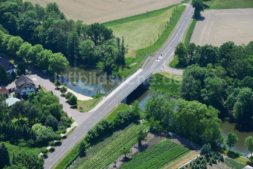 Luftaufnahme Roßdorf - Roßdorfer Brücke B28 über den Roßdorfer Altkanal im Bundesland Sachsen-Anhalt