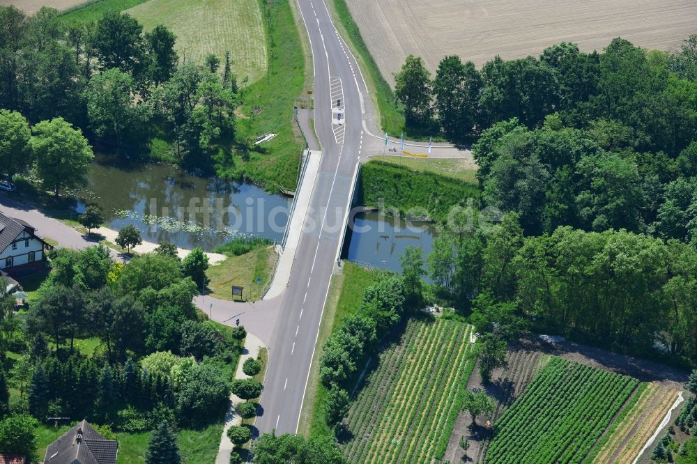 Roßdorf von oben - Roßdorfer Brücke B28 über den Roßdorfer Altkanal im Bundesland Sachsen-Anhalt