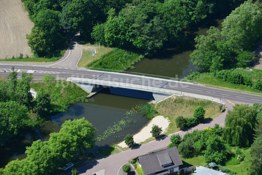 Roßdorf aus der Vogelperspektive: Roßdorfer Brücke B28 über den Roßdorfer Altkanal im Bundesland Sachsen-Anhalt