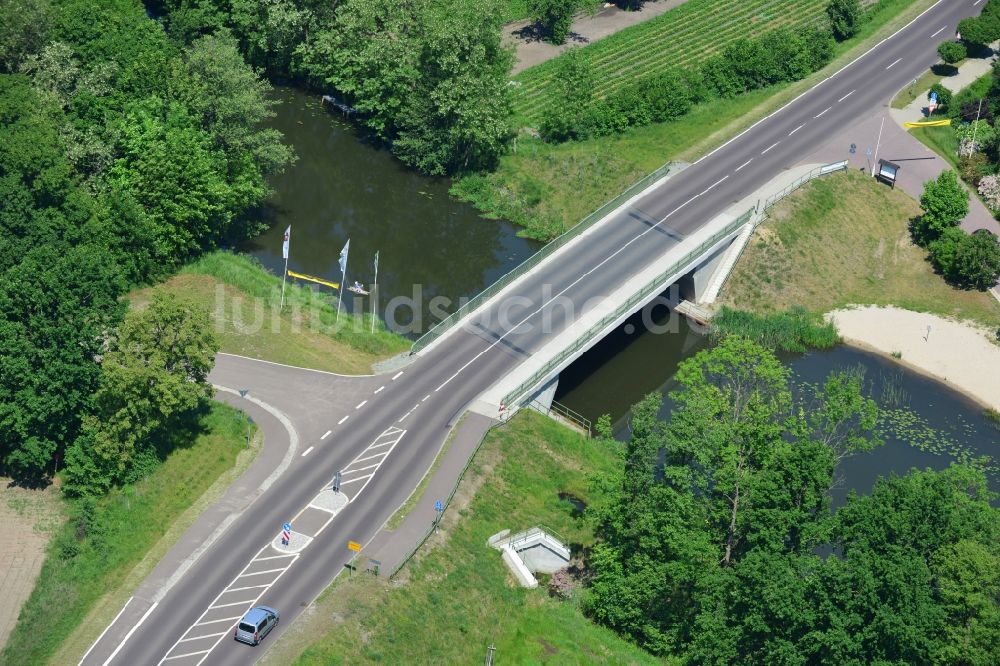 Roßdorf von oben - Roßdorfer Brücke B28 über den Roßdorfer Altkanal im Bundesland Sachsen-Anhalt