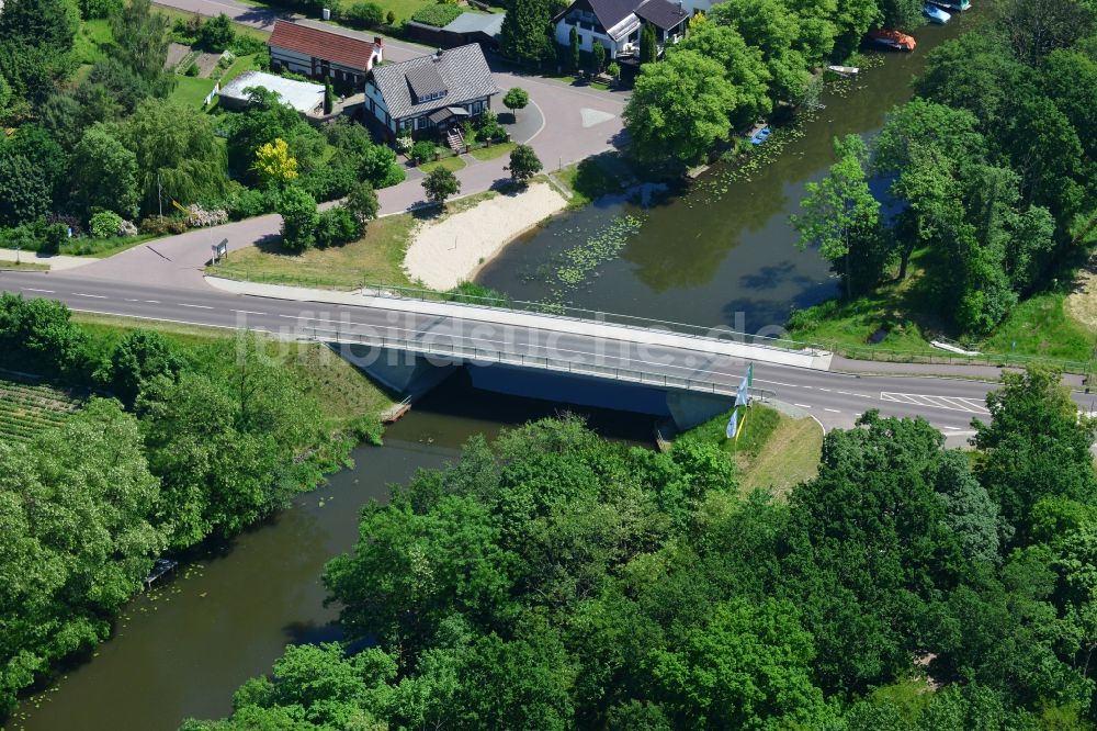 Roßdorf aus der Vogelperspektive: Roßdorfer Brücke B28 über den Roßdorfer Altkanal im Bundesland Sachsen-Anhalt