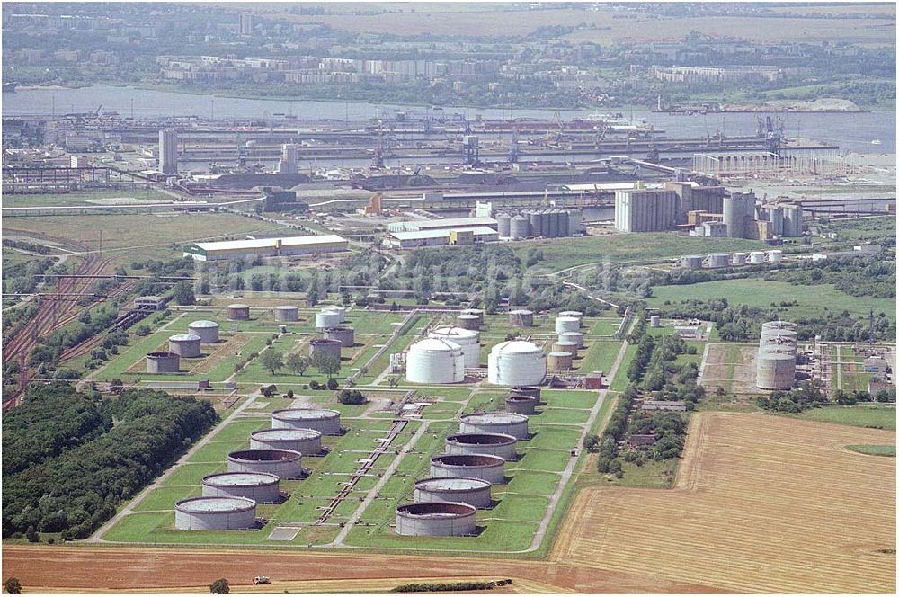 Rostock aus der Vogelperspektive: Rostock Grosstanklager - Ölhafen Rostock GmbH - Herr Fett D - 18146 Rostock, Oewerwischenweg 1 Tel