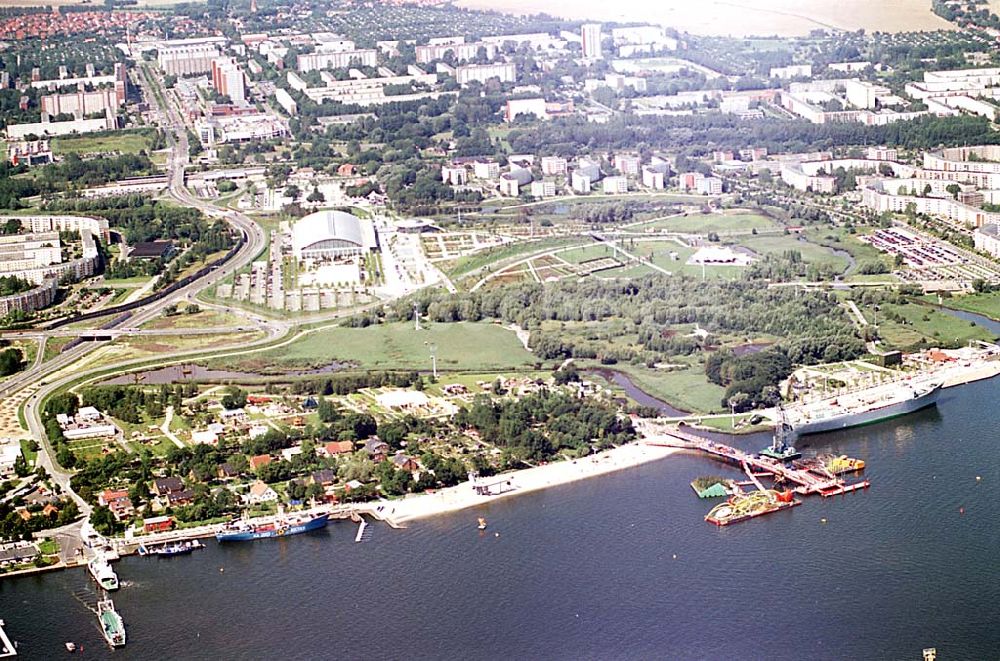 Luftbild Rostock / Mecklenburg Vorpommern - Rostock / Mecklenburg Vorpommern Gelände der 9A ( internationale Gartenbauausstellung in Rostock) *Schwimmende Gärten (karge Insel, grüne Insel, Blüteninsel) *Traditionsschiff (Gastronomie, Schifffahrtsmuseum)