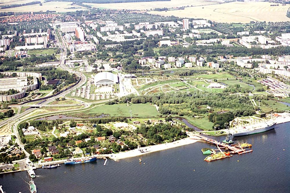 Luftaufnahme Rostock / Mecklenburg Vorpommern - Rostock / Mecklenburg Vorpommern Gelände der 9A ( internationale Gartenbauausstellung in Rostock) *Schwimmende Gärten (karge Insel, grüne Insel, Blüteninsel) *Traditionsschiff (Gastronomie, Schifffahrtsmuseum)