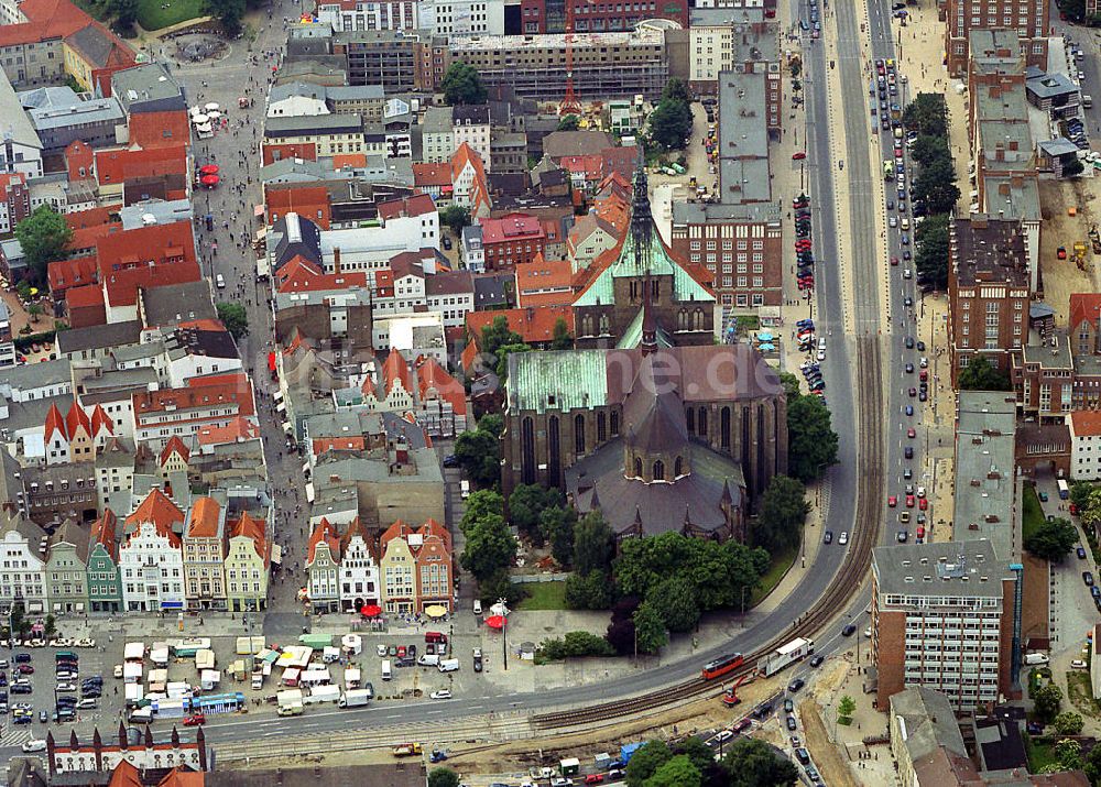 Rostock aus der Vogelperspektive: Rostocker Altstadt mit dem Markt und der Marienkirche