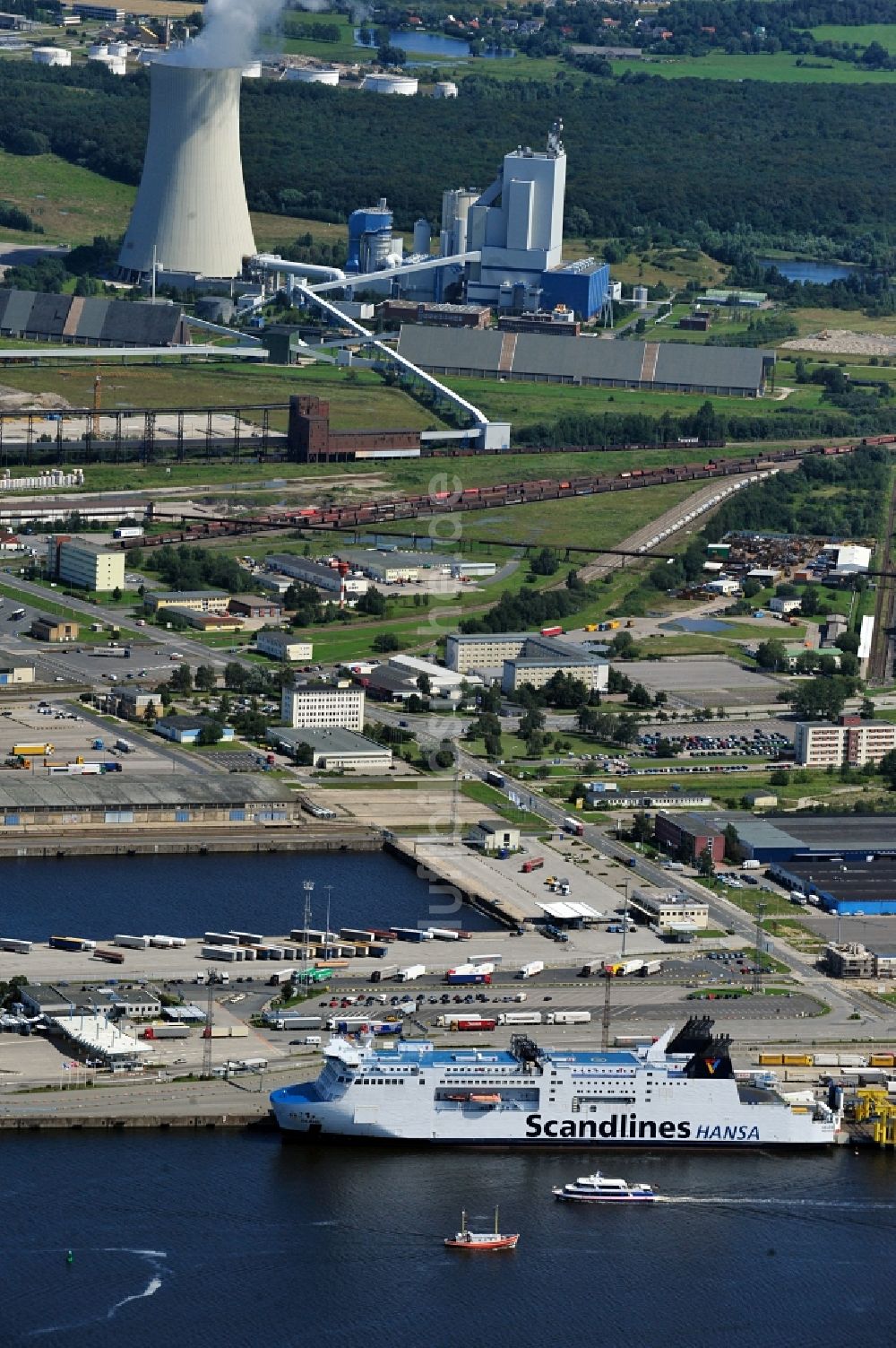 Rostock aus der Vogelperspektive: Rostocker Hafen in Mecklenburg-Vorpommern