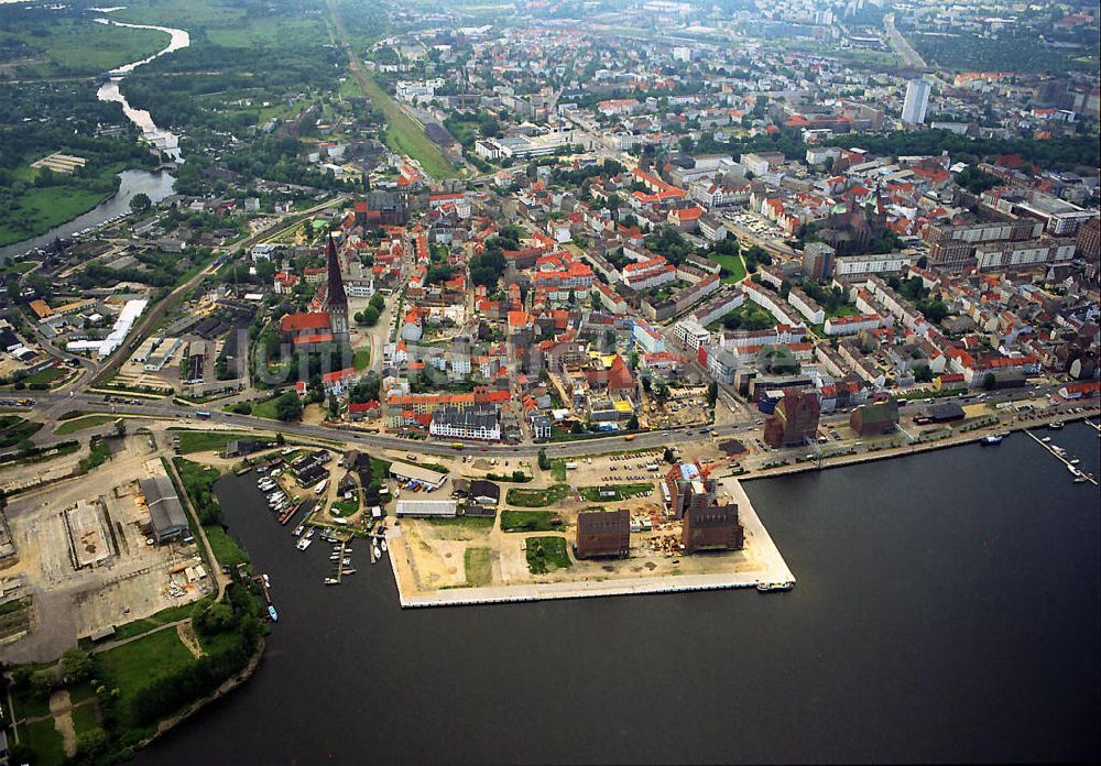 Rostock - Warnemünde aus der Vogelperspektive: Rostocker Osthafen (li.) und den Stadthafen am Rostocker Stadtzentrum