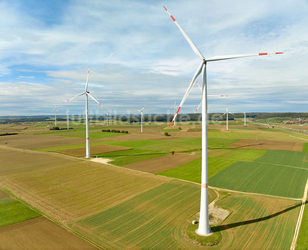 Bermaringen von oben - Rotation bei Windenergieanlagen- Windrad- auf einem Feld in Bermaringen im Bundesland Baden-Württemberg, Deutschland