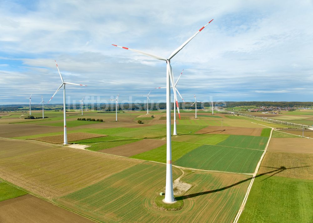 Bermaringen aus der Vogelperspektive: Rotation bei Windenergieanlagen- Windrad- auf einem Feld in Bermaringen im Bundesland Baden-Württemberg, Deutschland