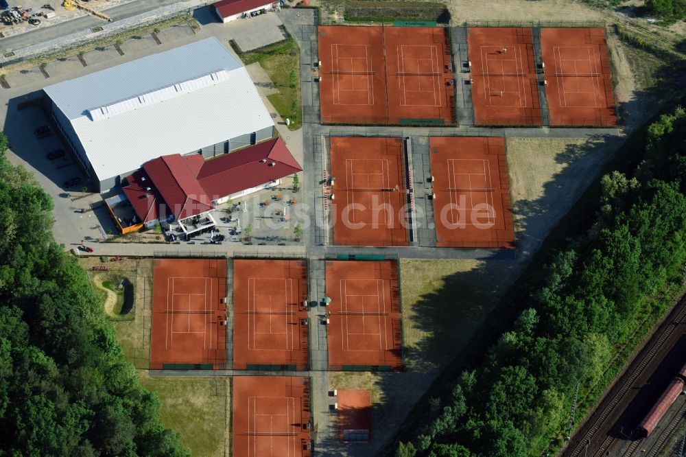 Potsdam aus der Vogelperspektive: Rotbraun farbige Tennisplätze des Potsdamer Tennisclub Rot-Weiss e.V. an der Sophie-Alberti-Straße in Potsdam im Bundesland Brandenburg, Deutschland