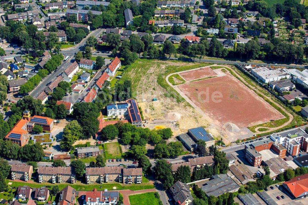 Gladbeck aus der Vogelperspektive: Rotbraun farbiger Fußballplatz in Gladbeck im Bundesland Nordrhein-Westfalen