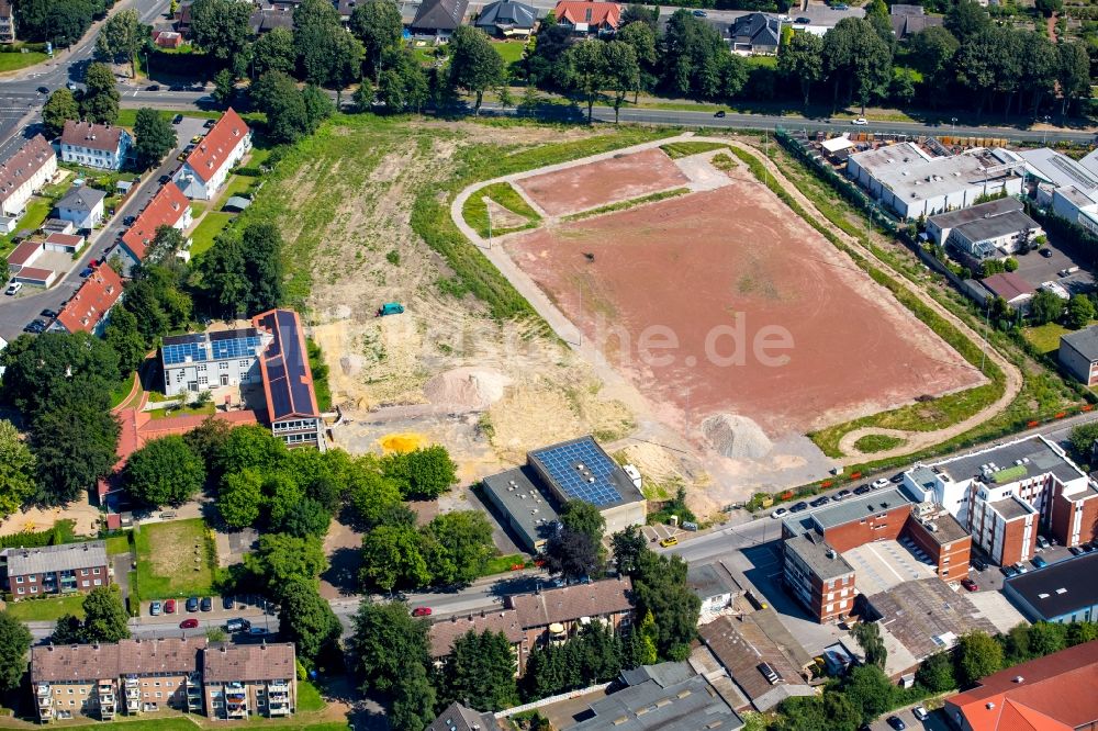 Luftbild Gladbeck - Rotbraun farbiger Fußballplatz in Gladbeck im Bundesland Nordrhein-Westfalen