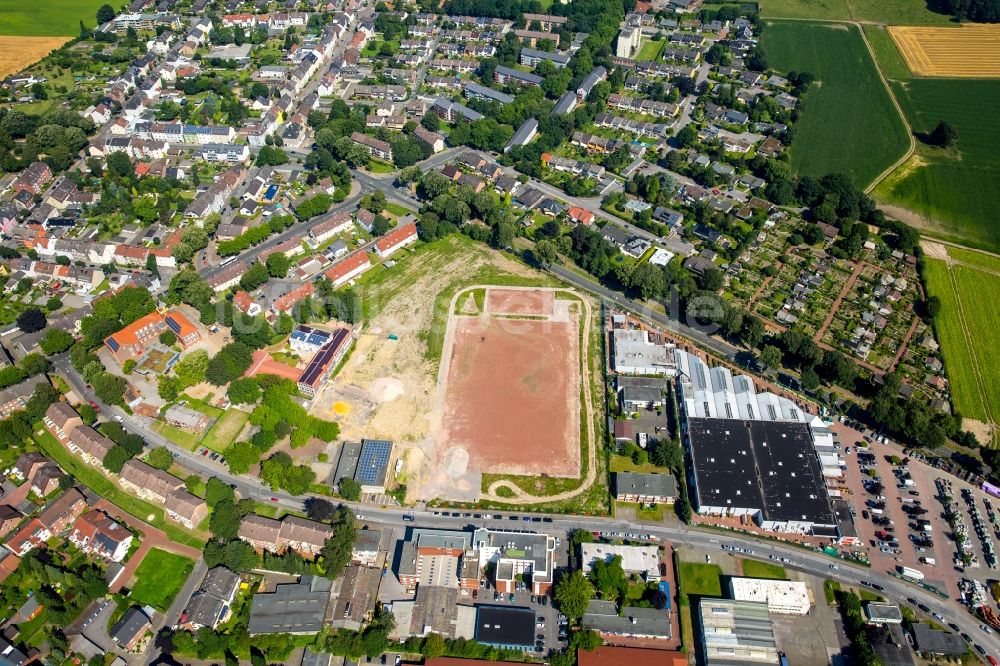 Luftaufnahme Gladbeck - Rotbraun farbiger Fußballplatz in Gladbeck im Bundesland Nordrhein-Westfalen