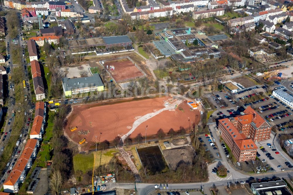 Luftaufnahme Essen - Rotbraun farbiger Sportplatz in Essen im Bundesland Nordrhein-Westfalen